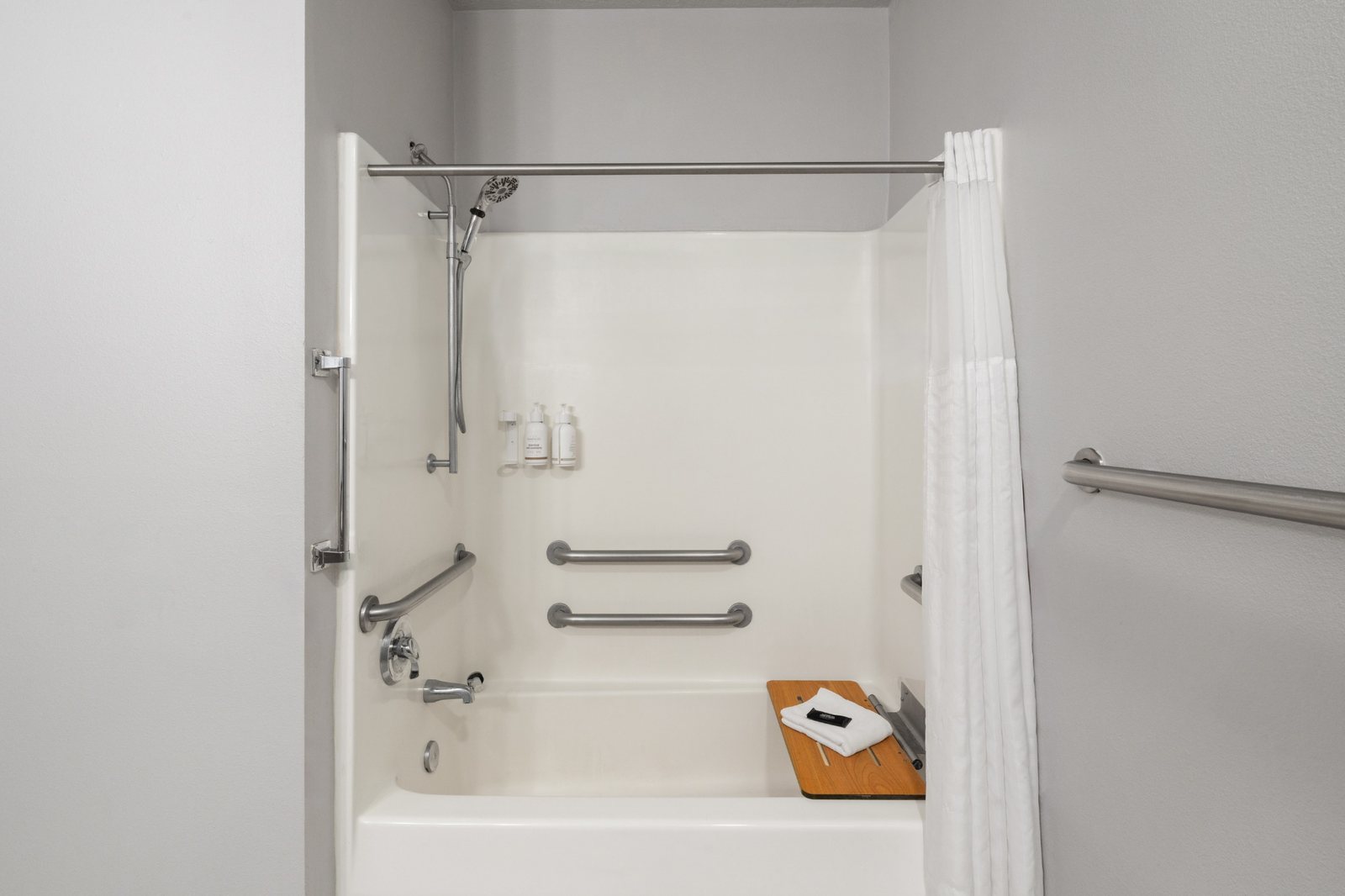Accessible bathtub