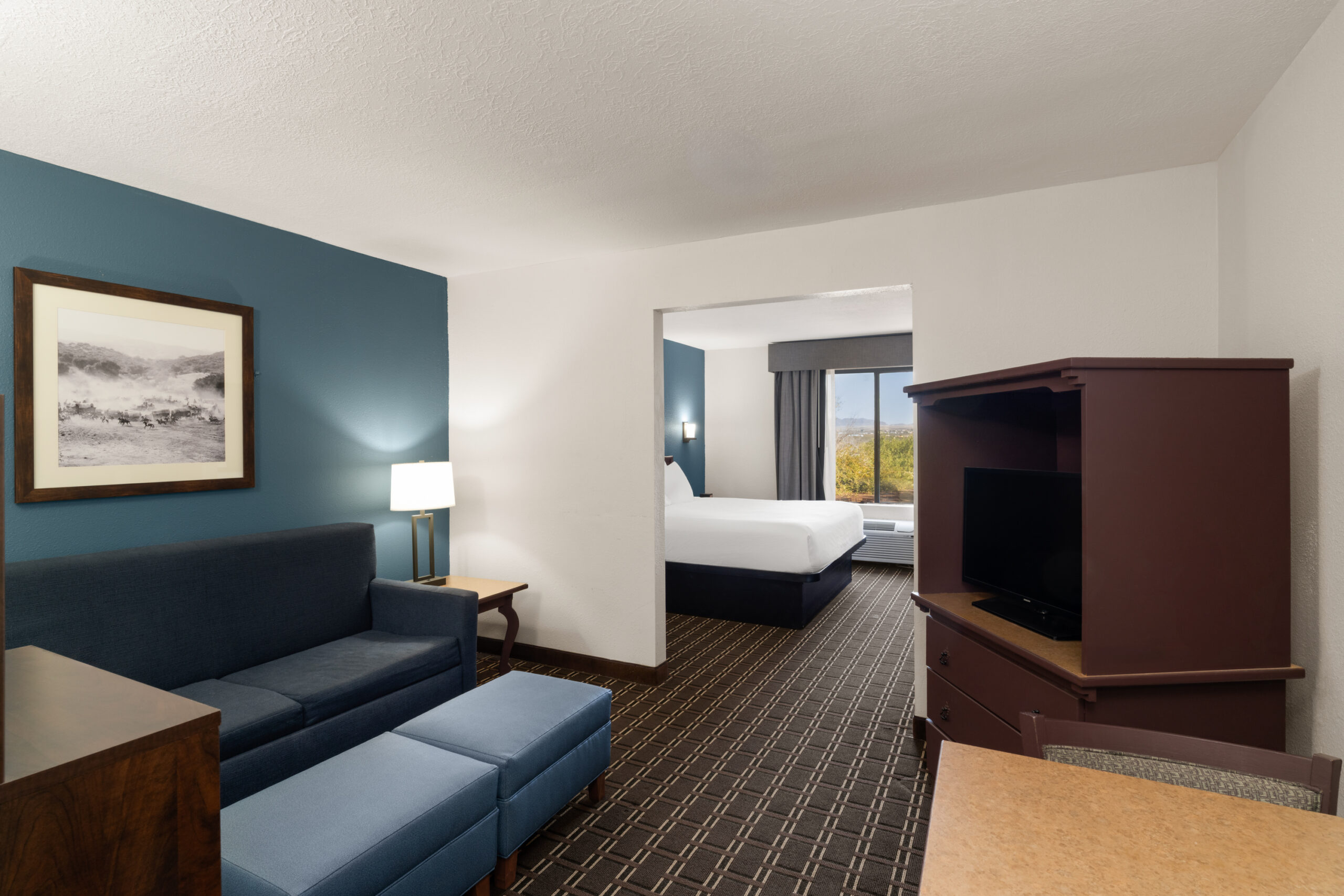 King guest room with seating area