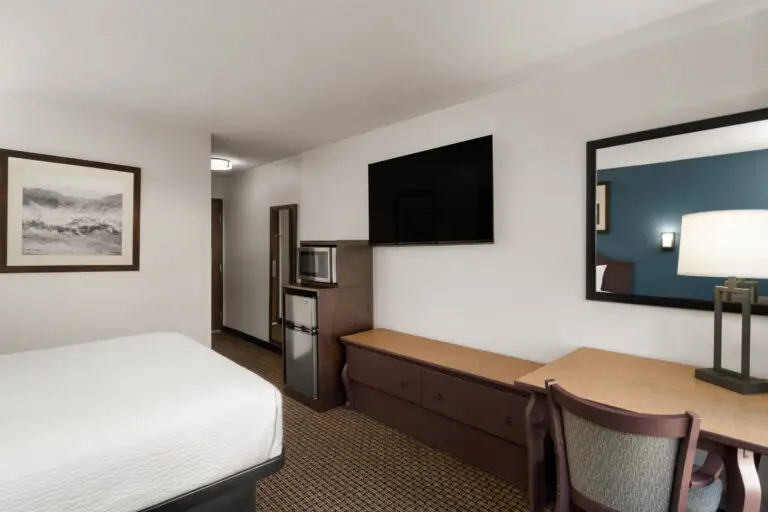 Guest room with one queen bed